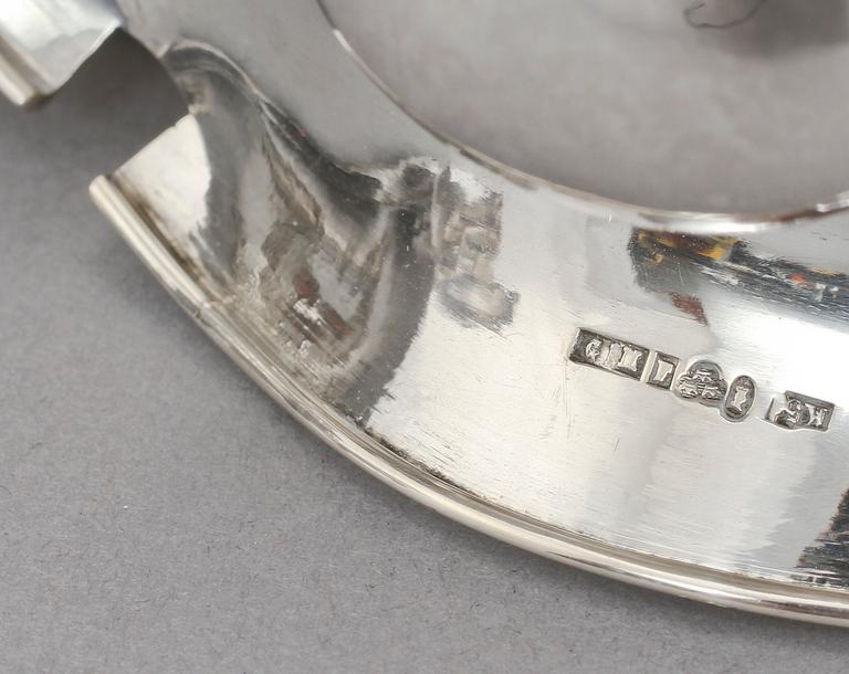 STRÖSOCKERSKÅLAR, ett par, silver, otydl stmplr, Stockholm, 1800-talets andra hälft. Vikt 1 405 g.