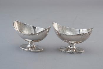 ETT PAR SALTKAR MED SKED, sterling silver. Henry Chawner London 1793. Skedarna Peter & William Bateman London 1805.