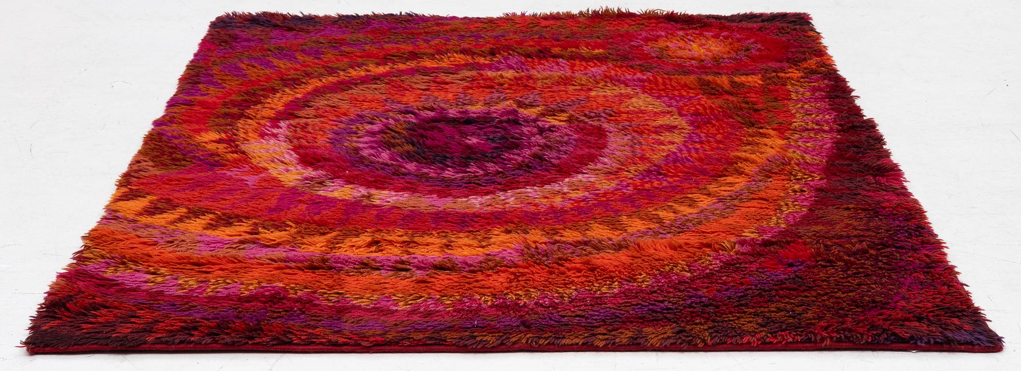 Marjatta Metsovaara, ryamatta, "Simpukka", röd, ca. 170 x 135.