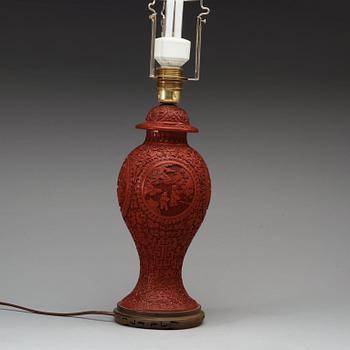 VAS med LOCK, röd lack. Kina, 1900-tal.