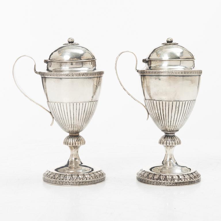 Magnus Fryberg, sockerskålar med fällock, ett par, silver, (verksam 1817-1834 (41)) Jönköping. Empire.