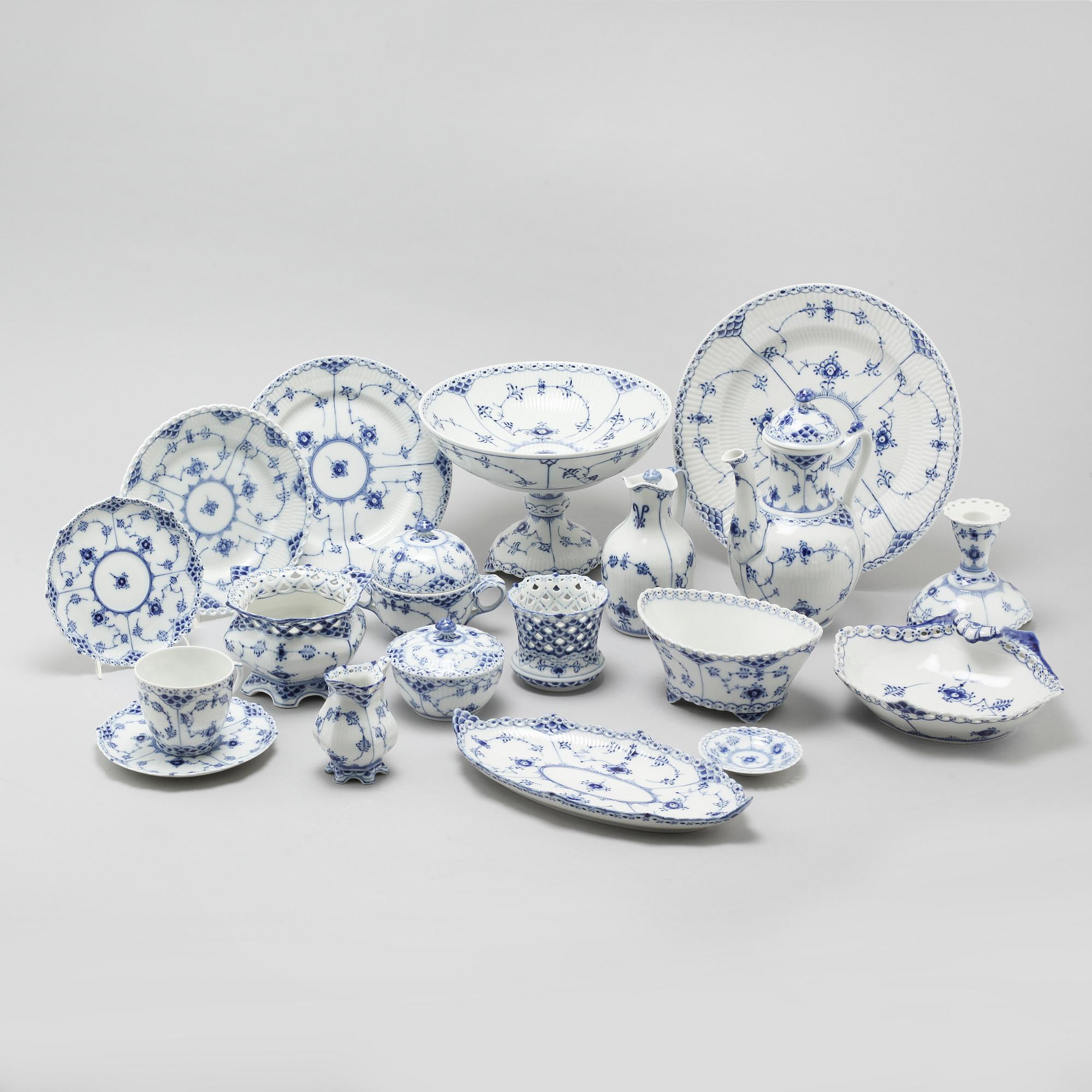 64 pieces of porcelain tableware from Royal Copenhagen, model "Musselmalet", 20th century.