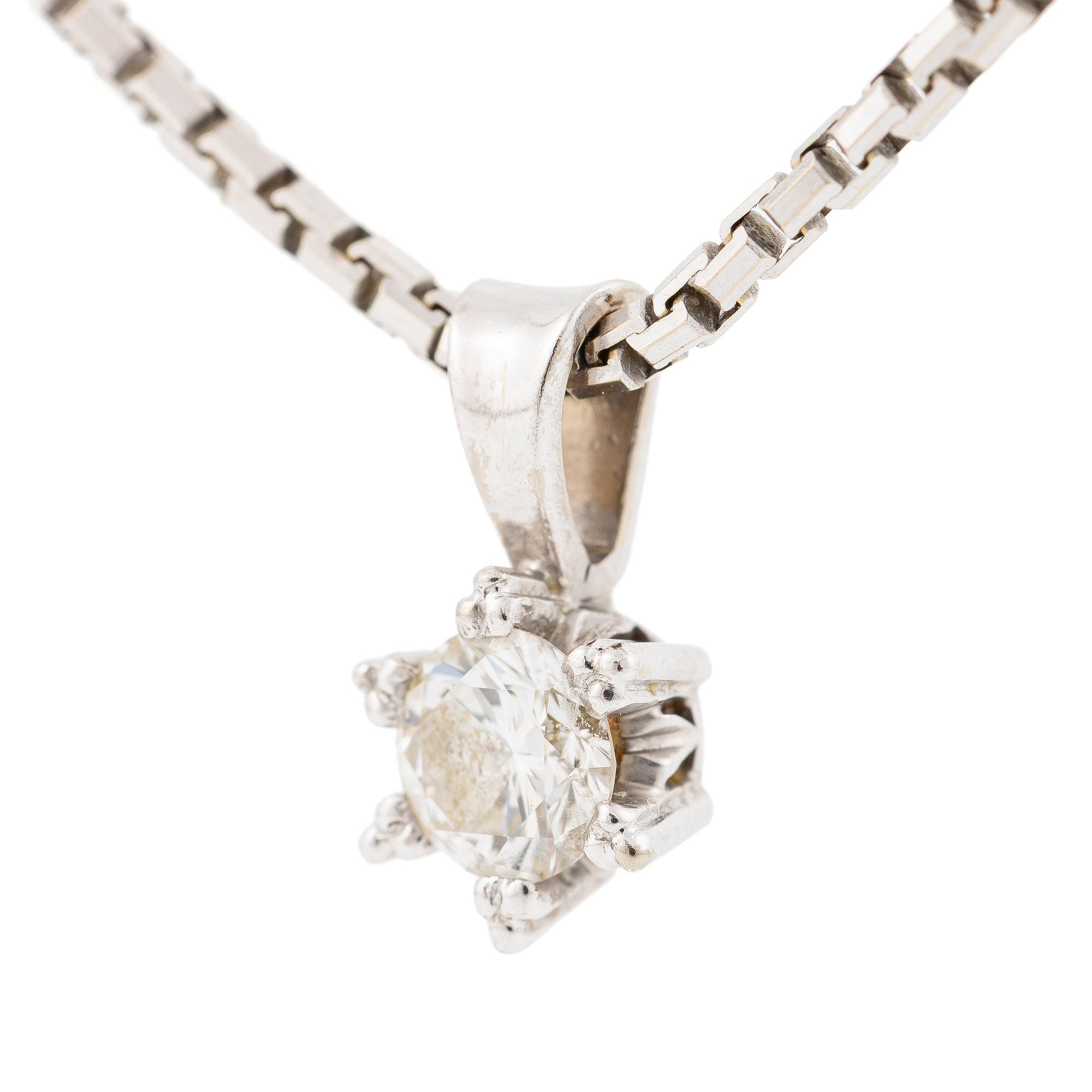 Pendant with chain in the shape of a star with a brilliant-cut diamond.