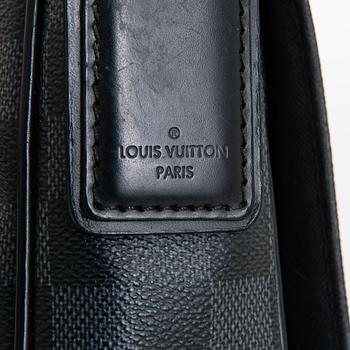 Louis Vuitton, "District PM Messenger", väska.
