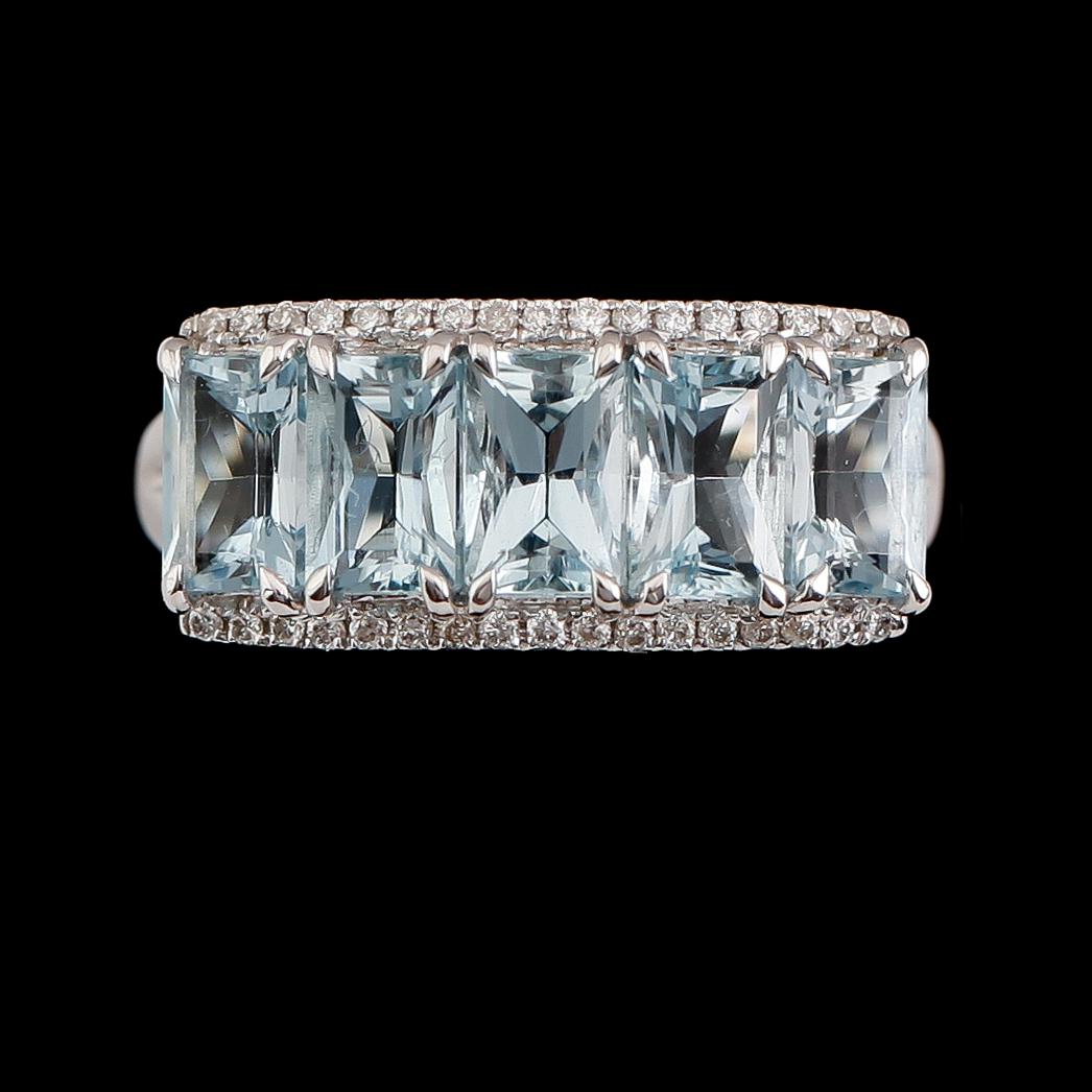 RING, 18 k vitguld, akvamariner och briljantslipade diamanter. Vikt ca 6,1 g.