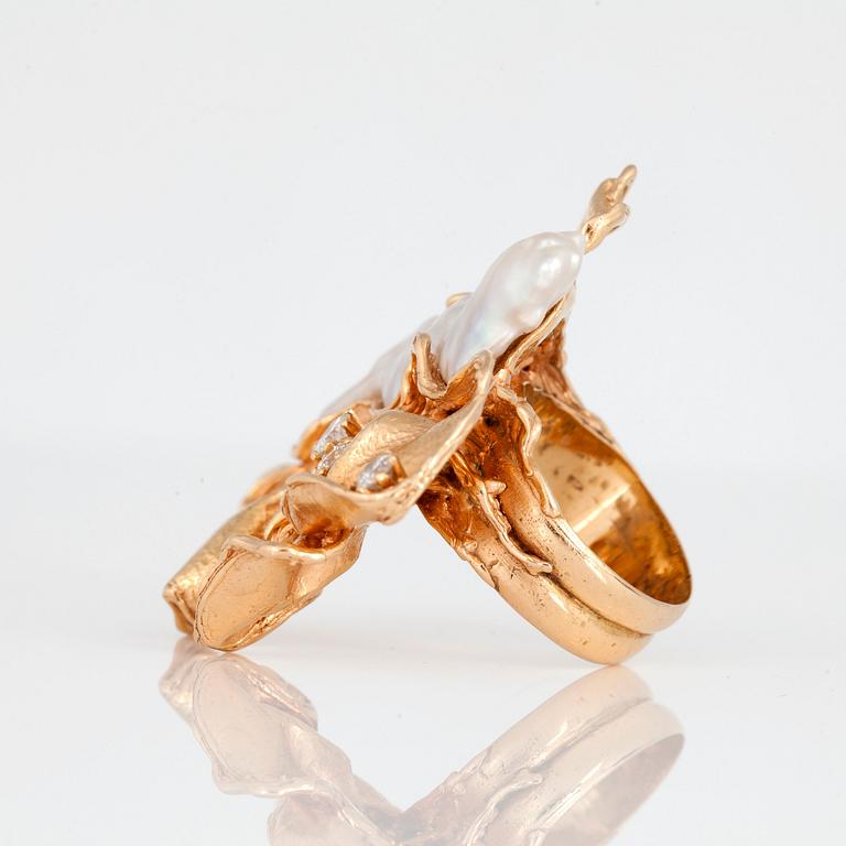 A cultured saltwater pearl and brilliant-cut diamod ring. "Butterfly" by Siegfried Egger.
