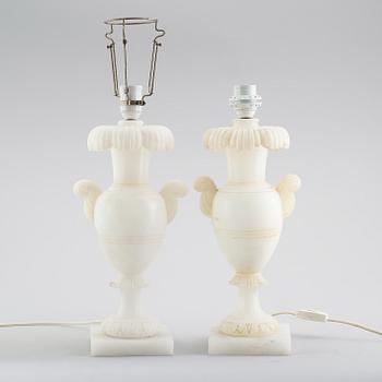 BORDSLAMPOR, 2 st snarlika, alabaster, 1900-talets första hälft.
