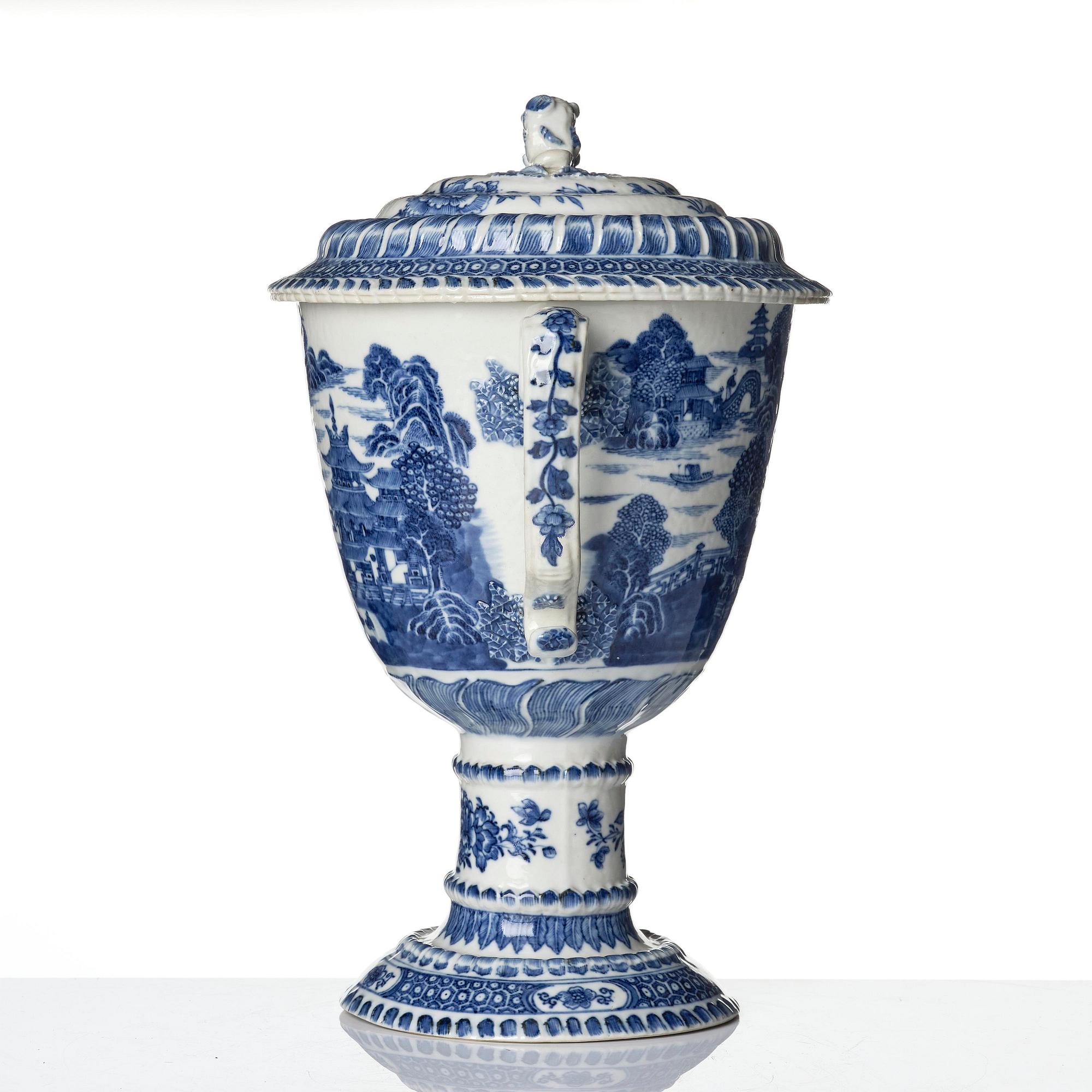 Pokal med lock, porslin. Qingdynastin, Qianlong (1736-95).