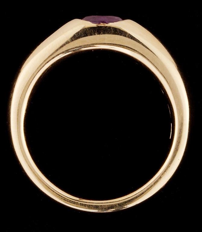 RING, 18k guld med fasettslipad rubin, 0.77 ct.