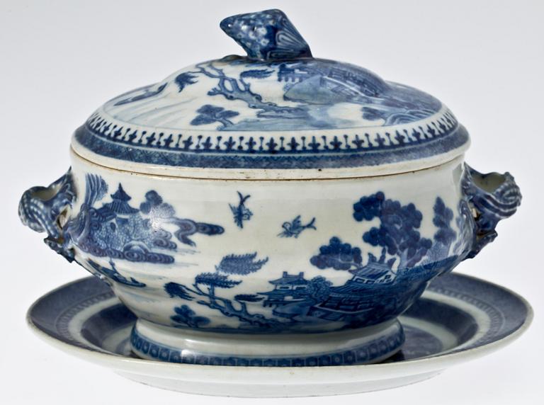 SÅSTERRIN PÅ FAT, porslin, Jiaqing, Kina tidigt 1800-tal.