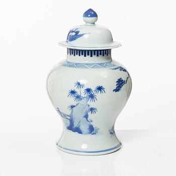 A blue and white jar with cover, late Qing dynsty, circa 1900.