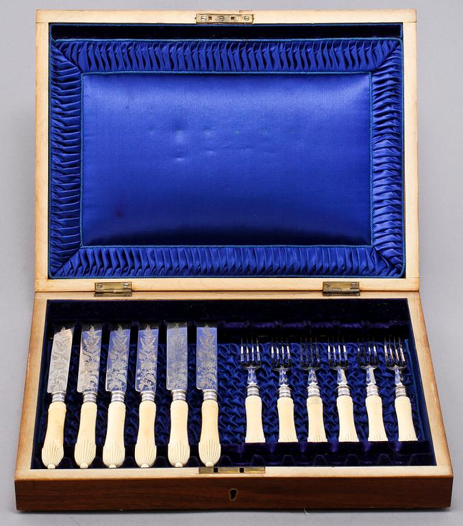 FISKBESTICK, 12 st, silver samt nysilver, Sheffield, England, 1900-tal.