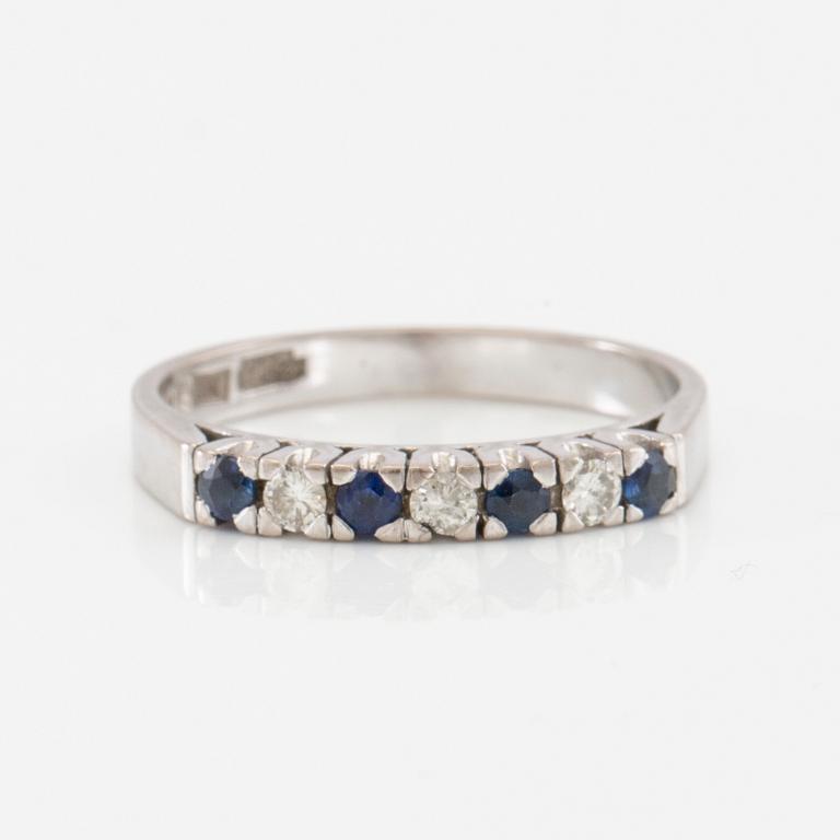 Ring in 18K white gold with round faceted sapphires and diamonds.
