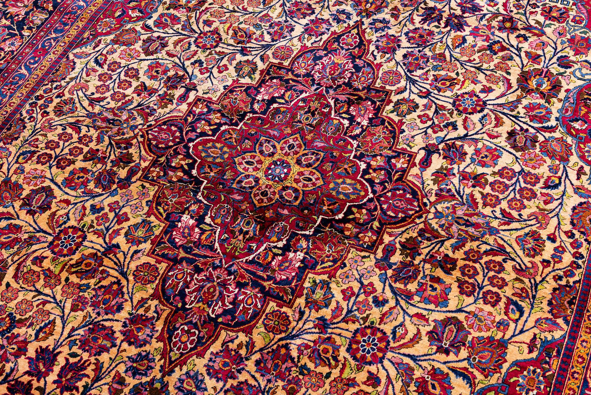 A semi-antique silk Kashan carpet, central Persia (Iran), c. 318,5 x 213,5 cm.