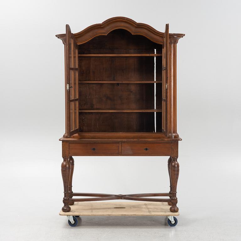 Vitrinskåp överdel, rokoko, 1700-tal, på senare benställning.