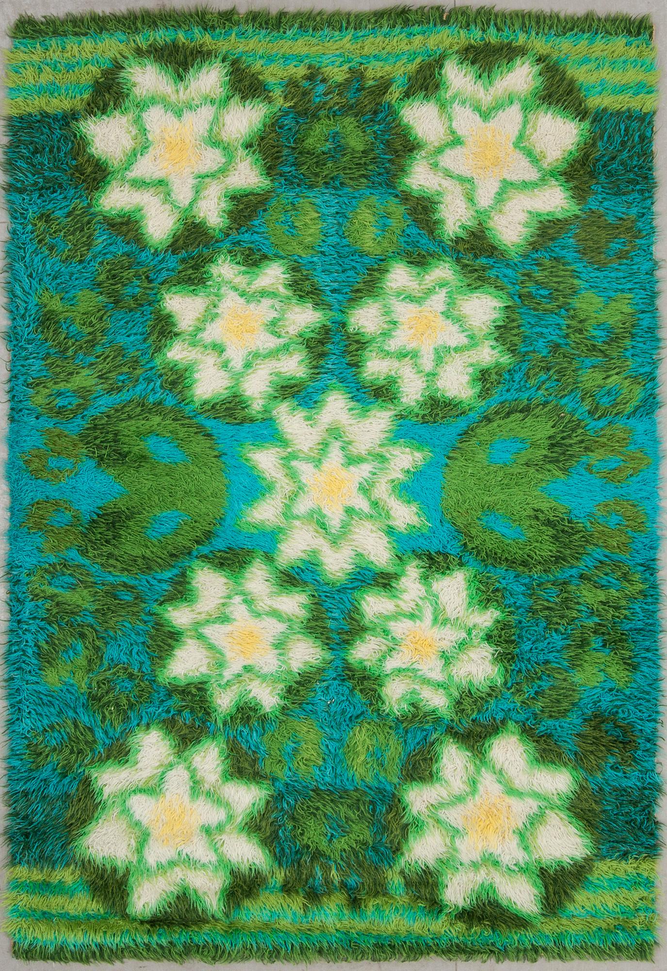 MATTA, rya, "Näckros", Astrid Sampe, Wahlbecks Rya, Linköping, 1960-tal. Ca 200 x 137 cm.