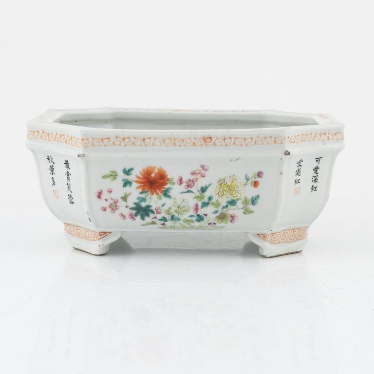 An enamelled Chinese jarndiniere / flowerpot, late Qing dynasty, 19th century.