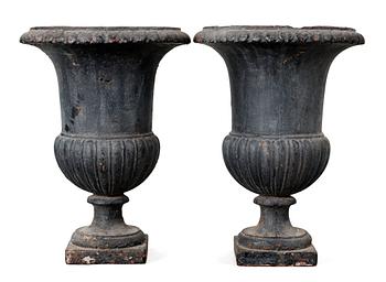 709. A pair of Empire first half 19th Century cast iron garden urns.