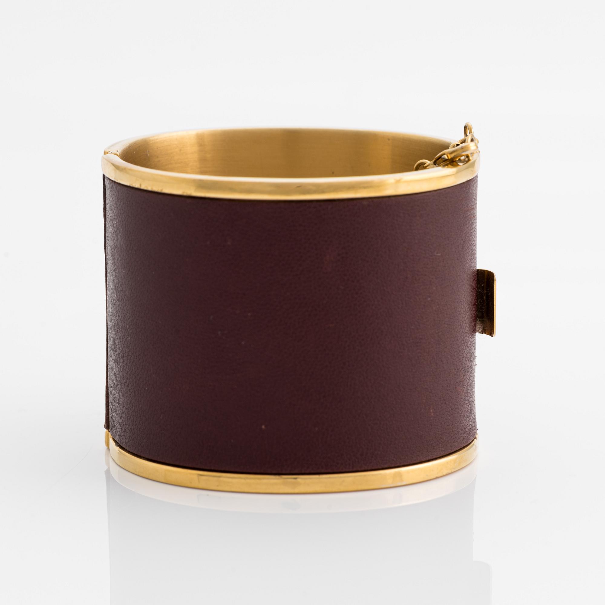 Céline, armring, guldfärgad metall och skinn.