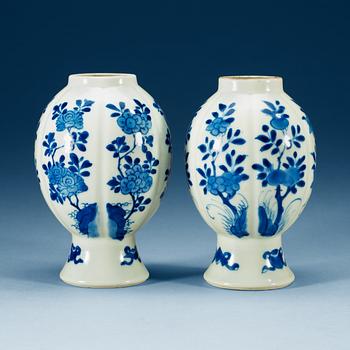 1717. VASER, två stycken, porslin. Qing dynastin, Kangxi (1662-1722).