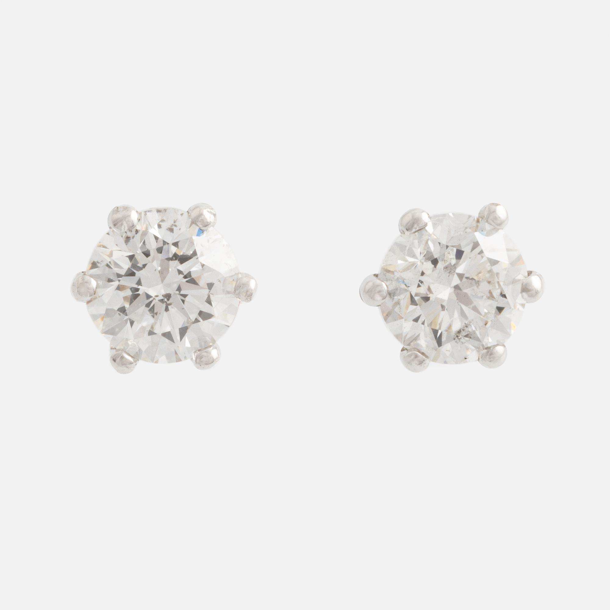 Earrings with brilliant-cut diamonds, accompanied by two GIA dossiers.