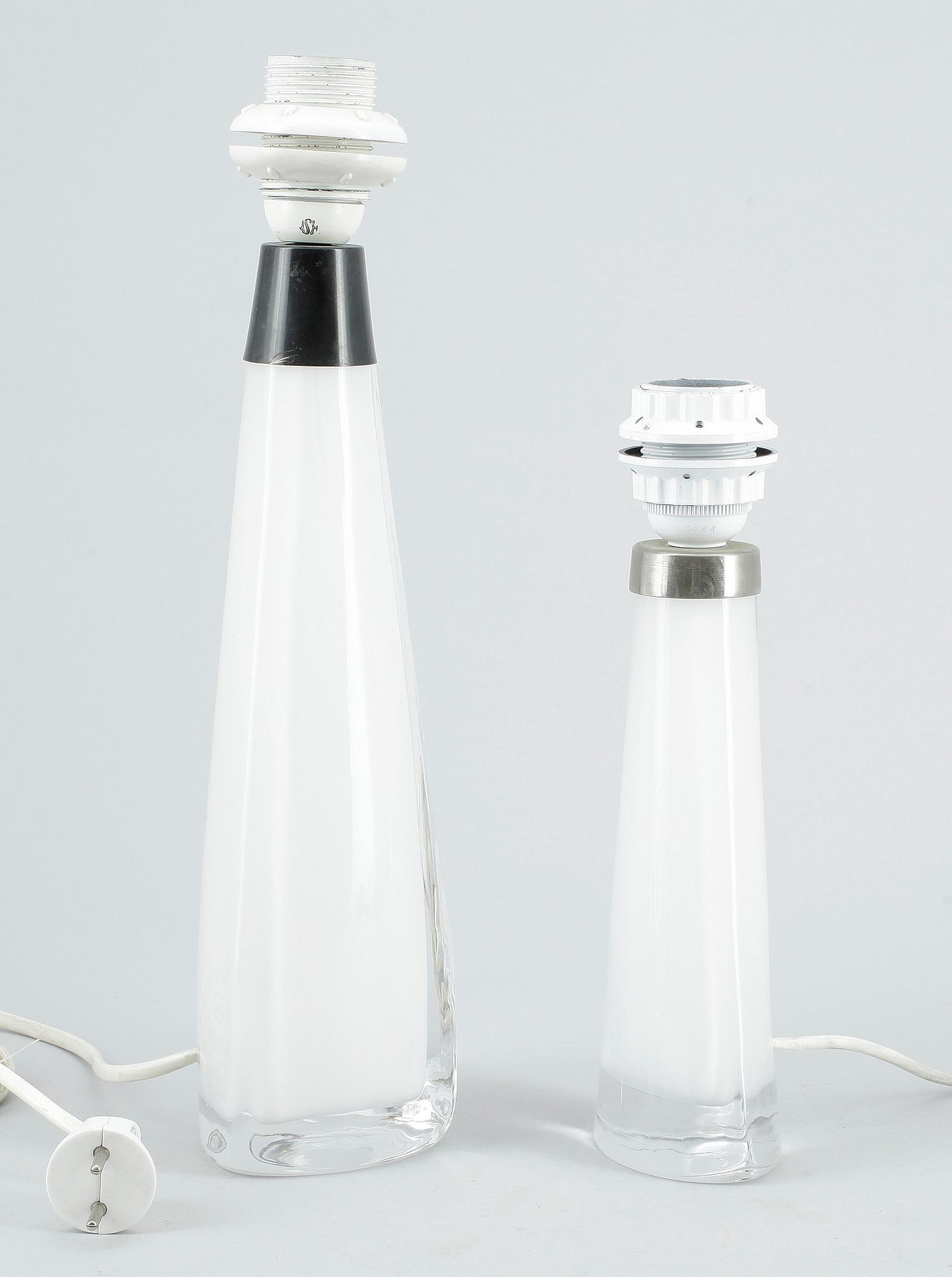 BORDSLAMPOR, 2 st, glas, Carl Fagerlund Orrefors. 1900-talets andra hälft.