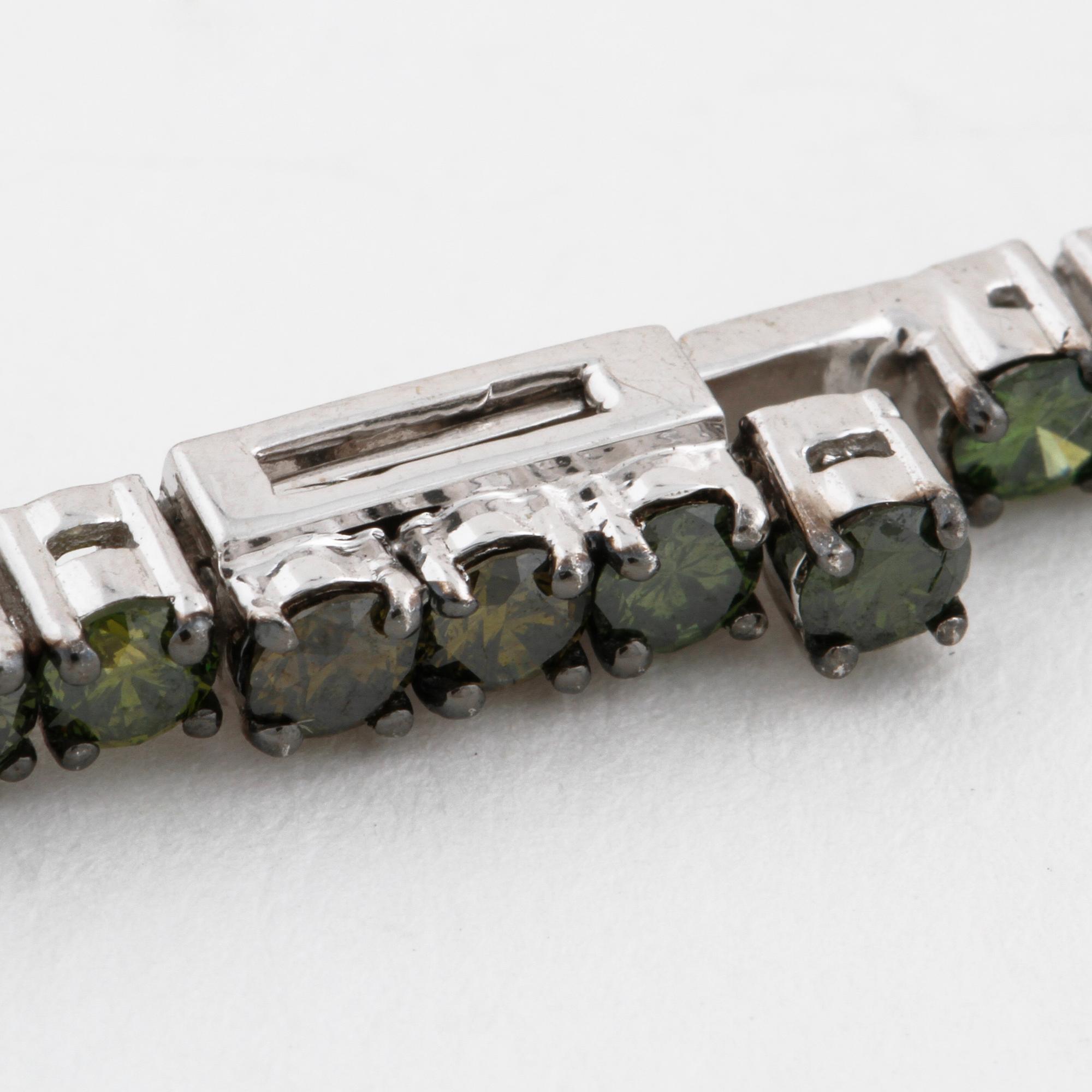 ARMBAND, med vita gröna diamanter, totalt circa 4.50 ct.