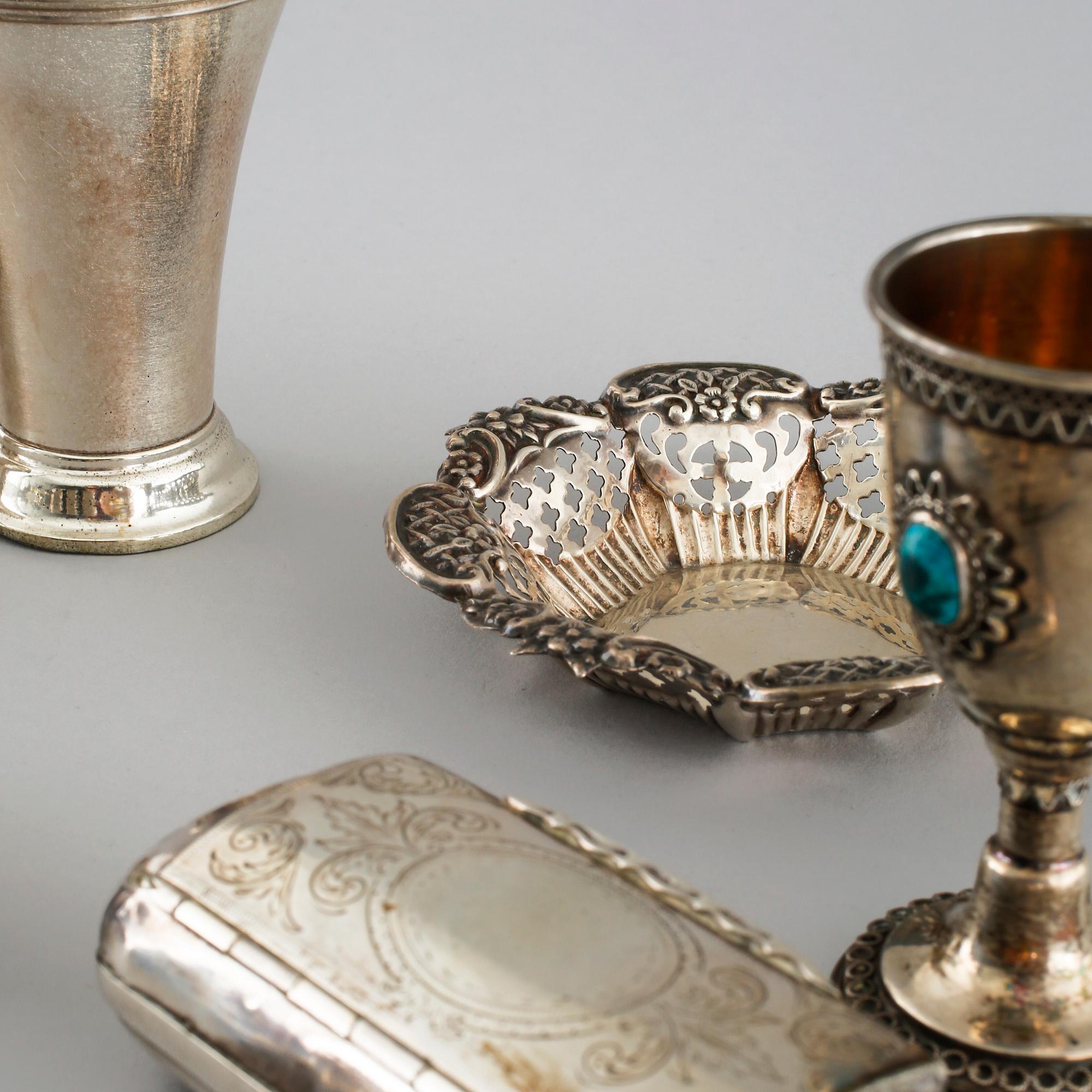 15 pieces of silver from the 19th and 20th century. Weight 684 gram.