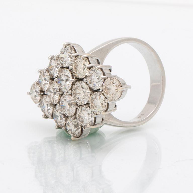 An 18K white gold and diamond ring, approx. 11.2 ct.