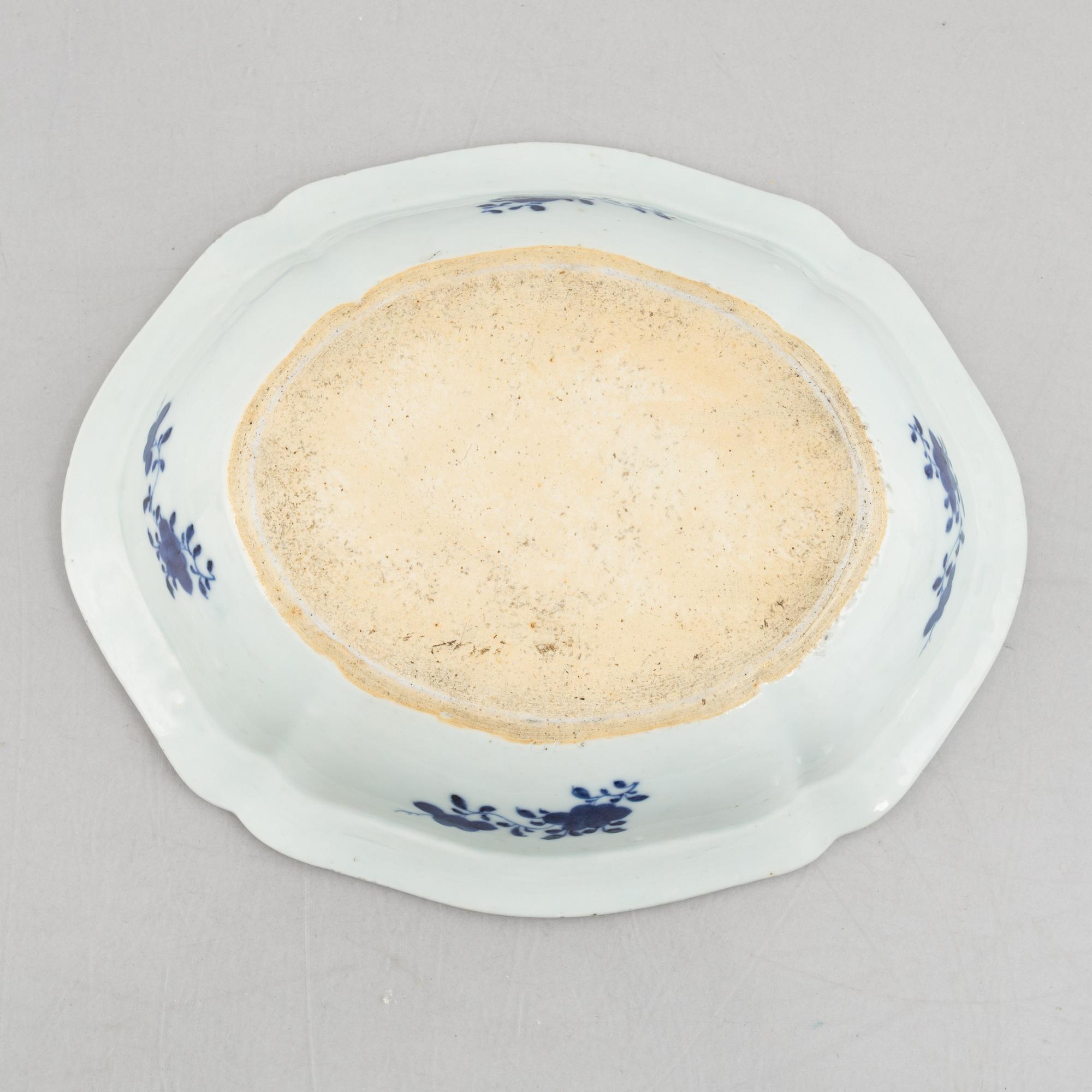 A Chinese export porcelain tureen with cover and a charger, Qing dynasty, Qianlong (1736-95).