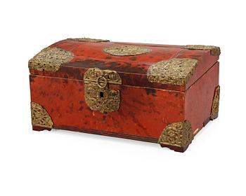 817. A Baroque 18th century tortoiseshell veneered casket.