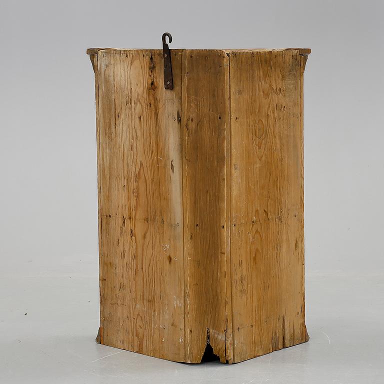 HÖRNSKÅP, allmoge, bär datering 1852.