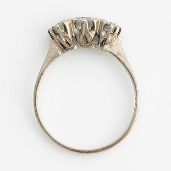 Ring, 18K white gold with three brilliant-cut diamonds.