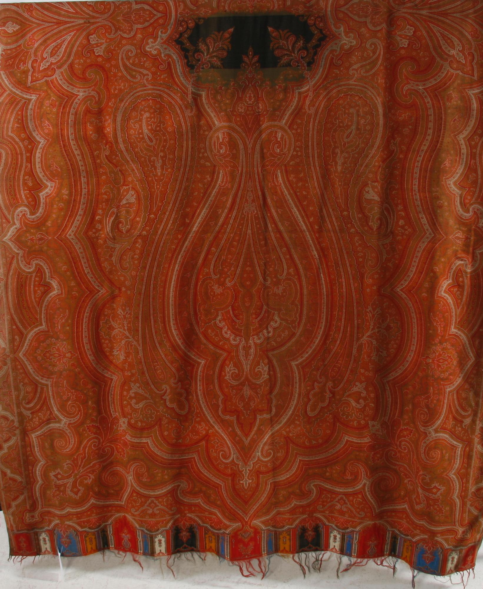 SJAL/ÖVERKAST. Paisleymönstrad. Ca 303 x 156.