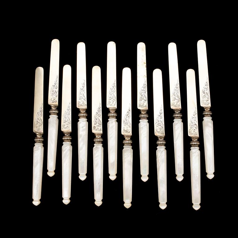 DESSERTKNIVAR, 12 st, silver och pärlemor, Frankrike, sent 1800-tal.