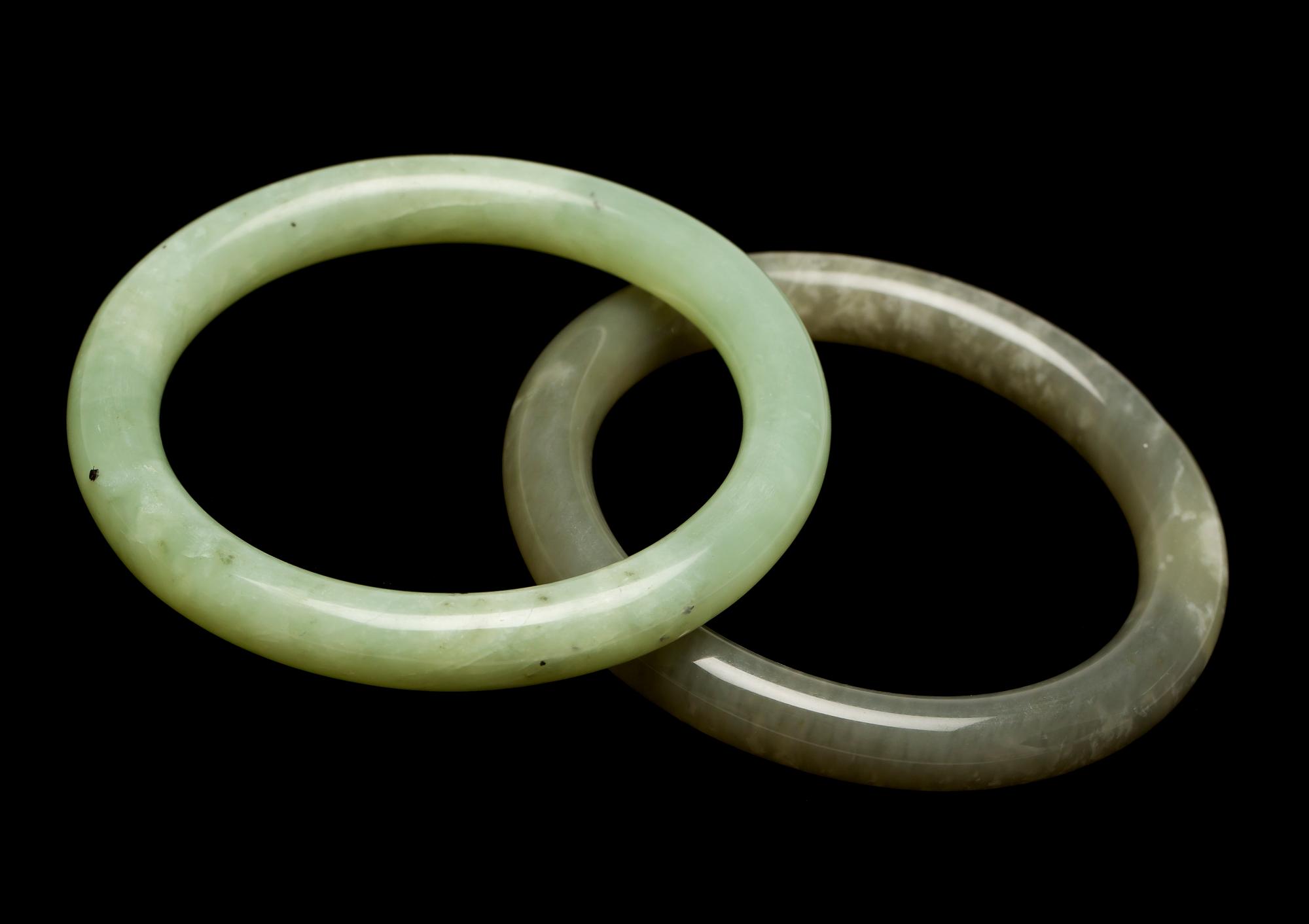 ARMBAND, 2 st, jadeit. Kina.