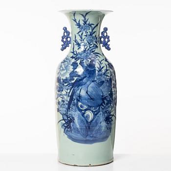 A Chinese porcelain vase, Qing dynasty, 19th Century.