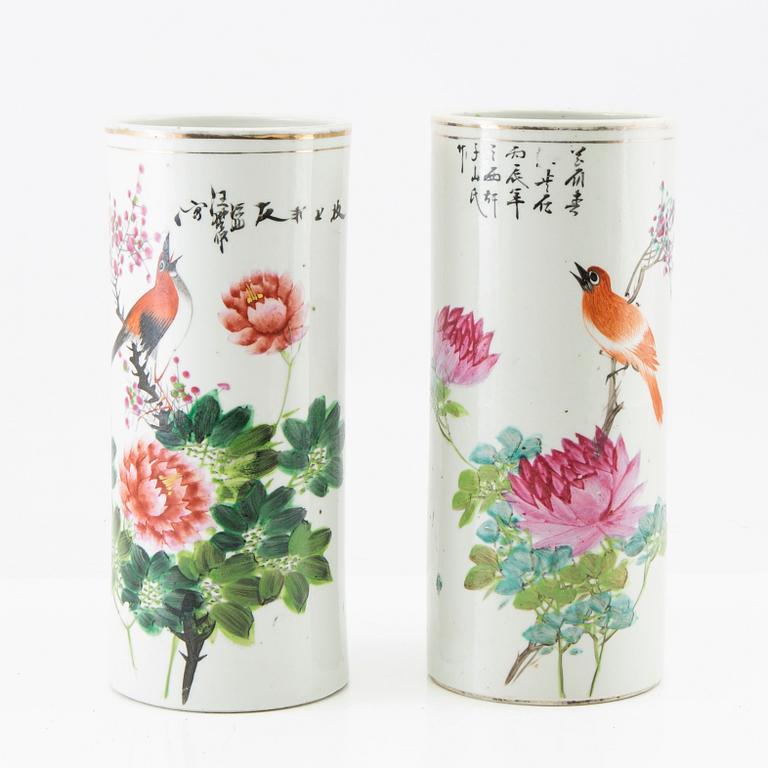 A set of two Chinese vases, 20th century.