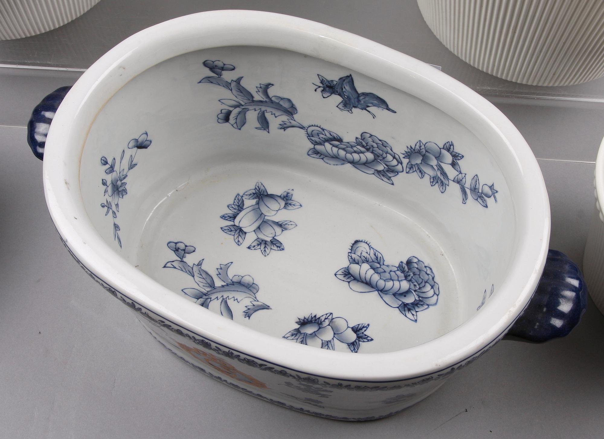 YTTERFODER, 5 st, porslin, bl a " Tiara" Rörstrand.