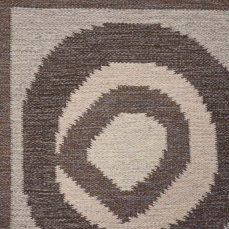 CARPET. Flat weave. 242,5 x 170,5 cm. Signed GBJ as well as a weavers signature in the form of a light blue square.