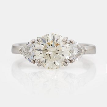 905. RING, med briljantslipad diamant 2.08 ct samt 2 hjärtslipade diamanter, totalt ca 0.65 ct.