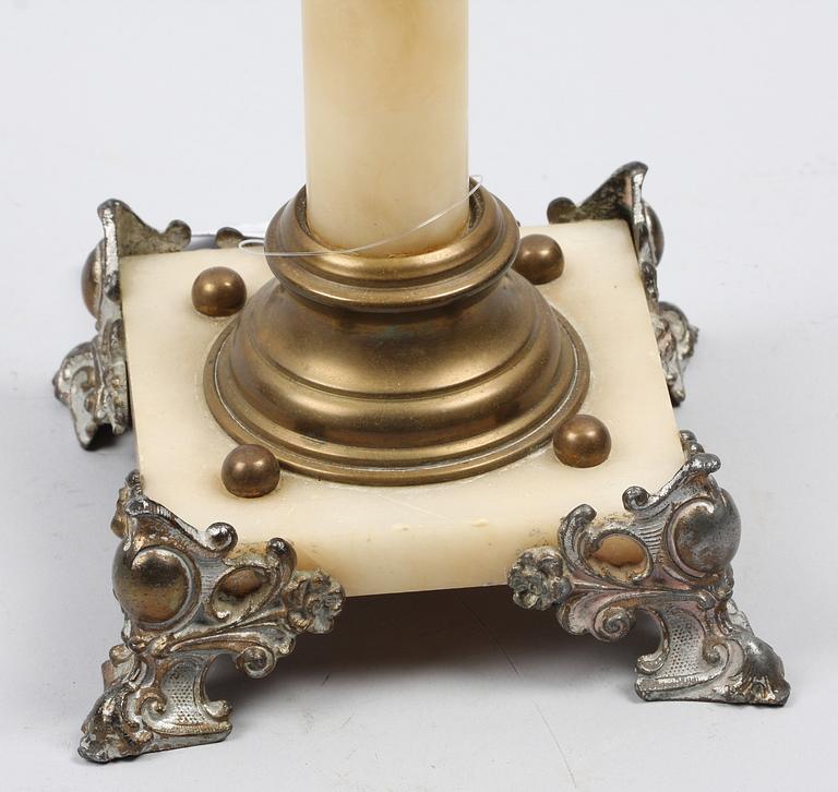 FOTOGENLAMPA, glas, patinerad metall samt alabaster, nyrenässans, 1800/1900-tal.