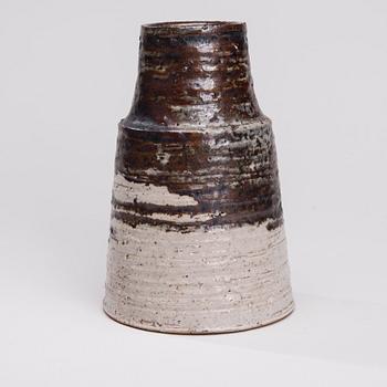 VAS, chamotte, Annikki Hovisaari, signerad AH Arabia.