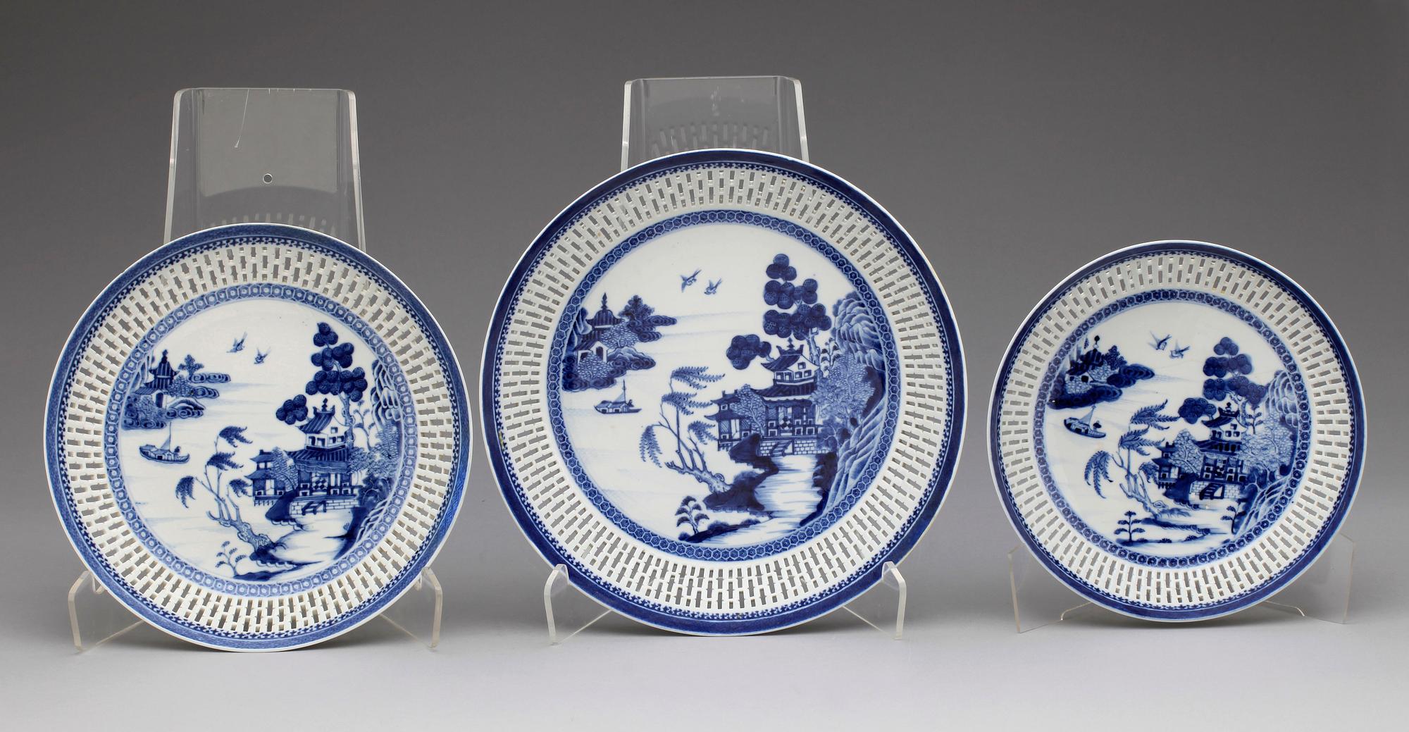 SKÅLFAT, 3 st, porslin, Jiaqing, Kina omkring 1800.