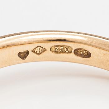 An 18K gold ring with a garnet. A Tillander, Helsinki 2008.