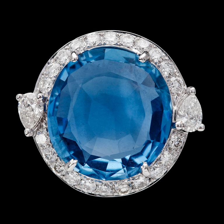 RING, blue sapphire, 8.67 ct, and brilliant cut diamonds, 0.87 cts. Cert. GRS.