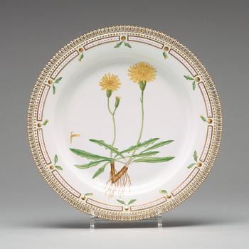 TALLRIKAR/FAT,  åtta stycken, porslin. "Flora Danica", Kungl. Dansk, 1900-tal.