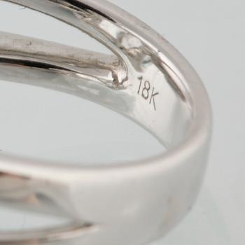 RING, 18K vitguld med briljantslipade diamanter 0.73 ct samt antikslipad akvamarin. Vikt 12,1 gram.