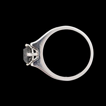 RING, 14k vitguld med en svart resp 12 briljantslipad diamanter ca1,09ct resp tot ca0,24ct. Tot vikt 3,5g.