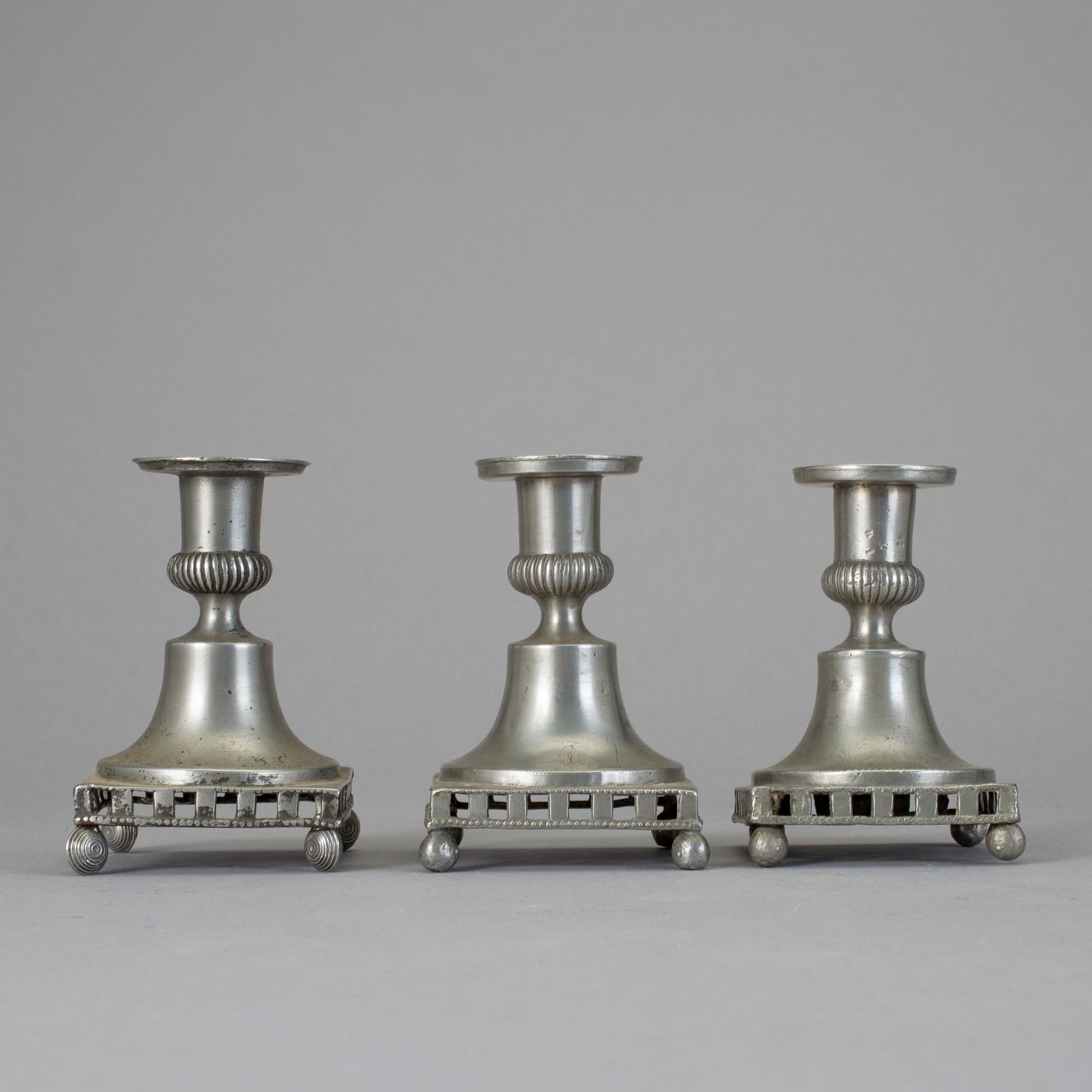 LJUSSTAKAR, 3 st snarlika, tenn, oidentifierade stämplar, sannolikt bla Stockholm, 1800-talets första hälft.